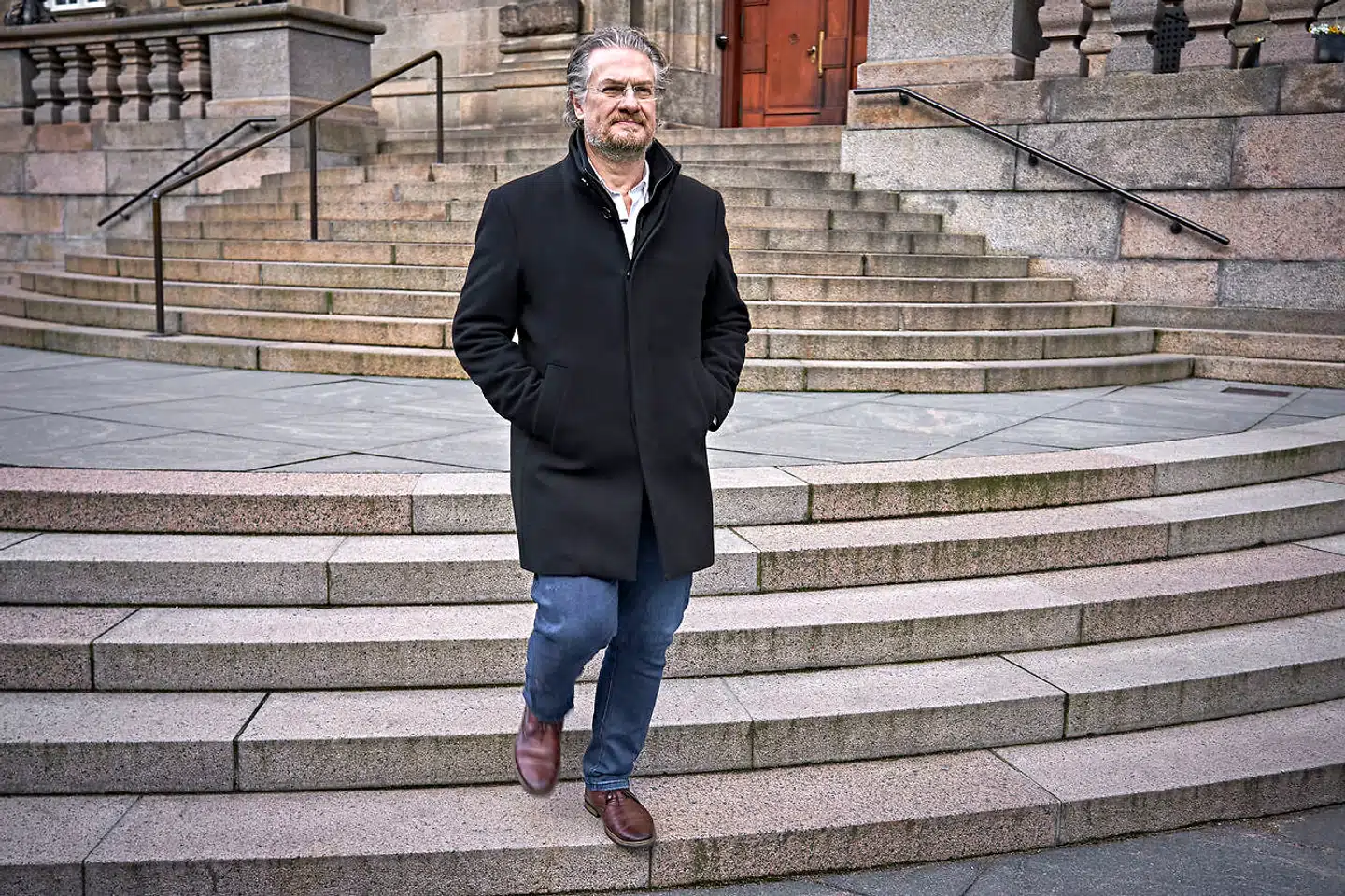 »Et sted, hvor jeg tror, at de blå partier i disse år skal være lidt forsigtige, er dog i trangen til at råbe »grundlovsbrud« efter alting. Når det kommer til stykket, er det jo også en skabelon. Nemlig den, der fik venstrefløjen til at råbe »fascisme« efter alting i gamle dage,« skriver Henrik Dahl.