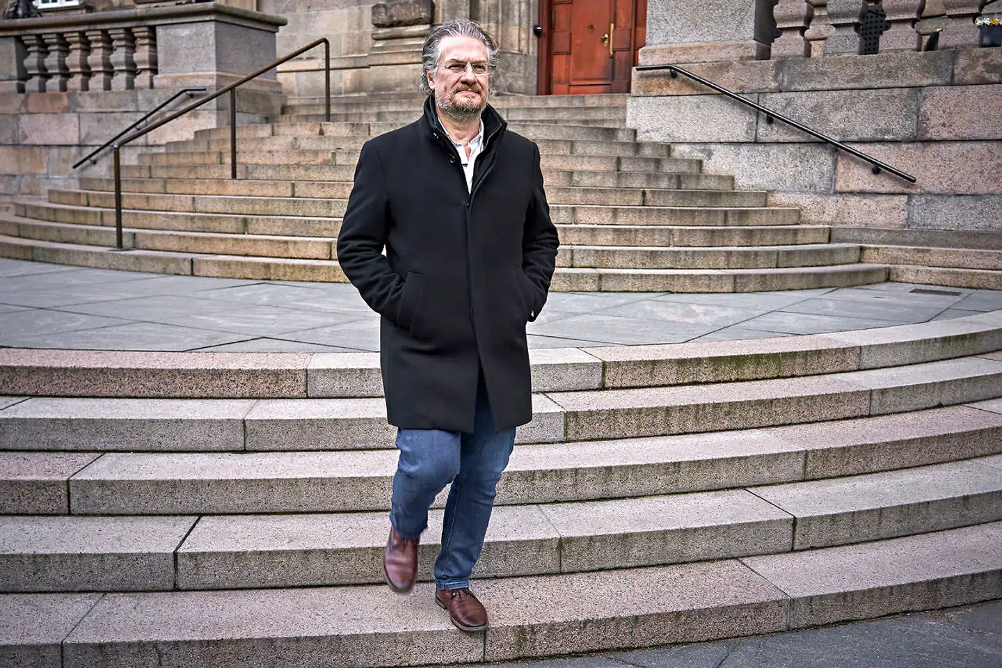 »Et sted, hvor jeg tror, at de blå partier i disse år skal være lidt forsigtige, er dog i trangen til at råbe »grundlovsbrud« efter alting. Når det kommer til stykket, er det jo også en skabelon. Nemlig den, der fik venstrefløjen til at råbe »fascisme« efter alting i gamle dage,« skriver Henrik Dahl.