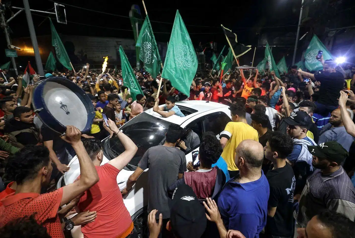 Også børn og kvinder deltog i fejringen i gaderne, hvor Hamas' grønne flag blev set flere steder.