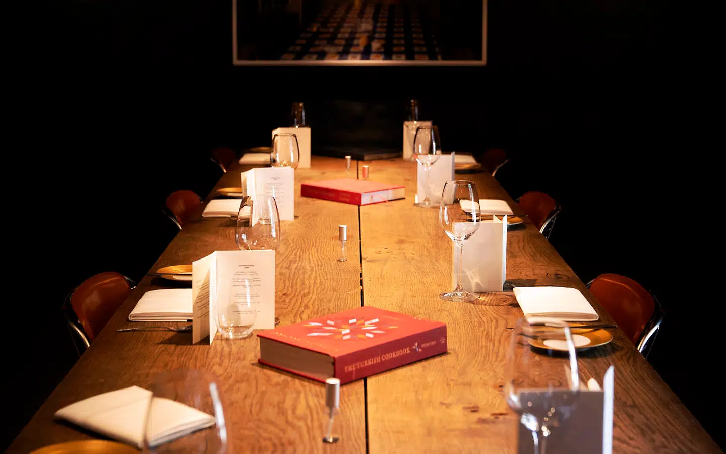 Der er maksimalt plads til ti gæster på Connection by Alan Bates, hvor akustikken er sjældent perfekt.