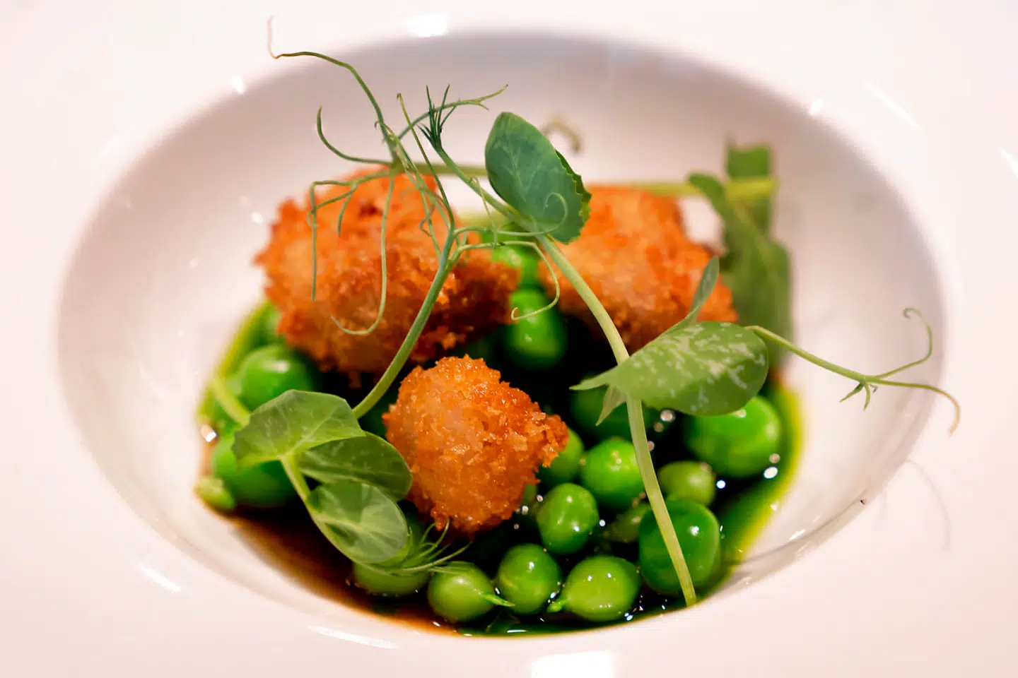 Lammebrisler med ærter.