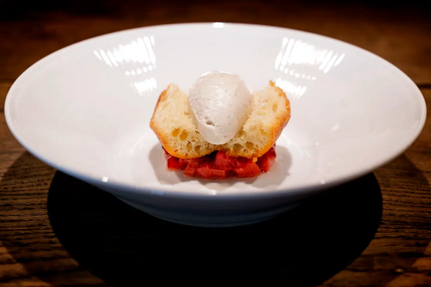 Baba au rhum med vaniljeis og rabarber.