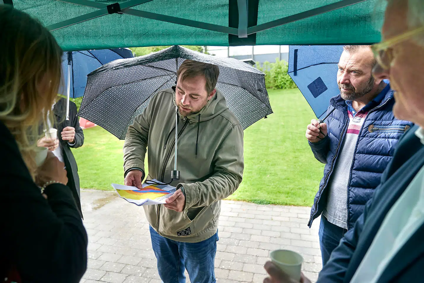 Claus Bach og Kim Damgaard (th.) er naboer til Helsingørmotorvejen og lider under støjen. De har derfor inviteret en række politikere til en alvorssnak i deres baghave i et forsøg på at få problemet løst én gang for alle.