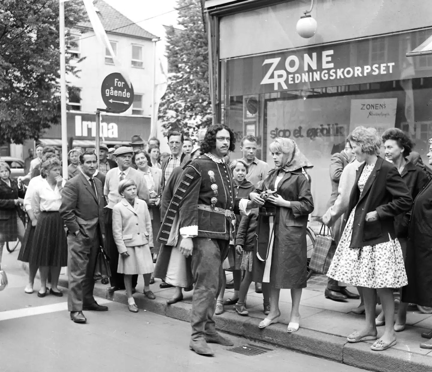 Dirch Passer forklædt som den russiske tsar Peter den Store vandrer gennem Rønnede by i forbindelse med filmoptagelser.