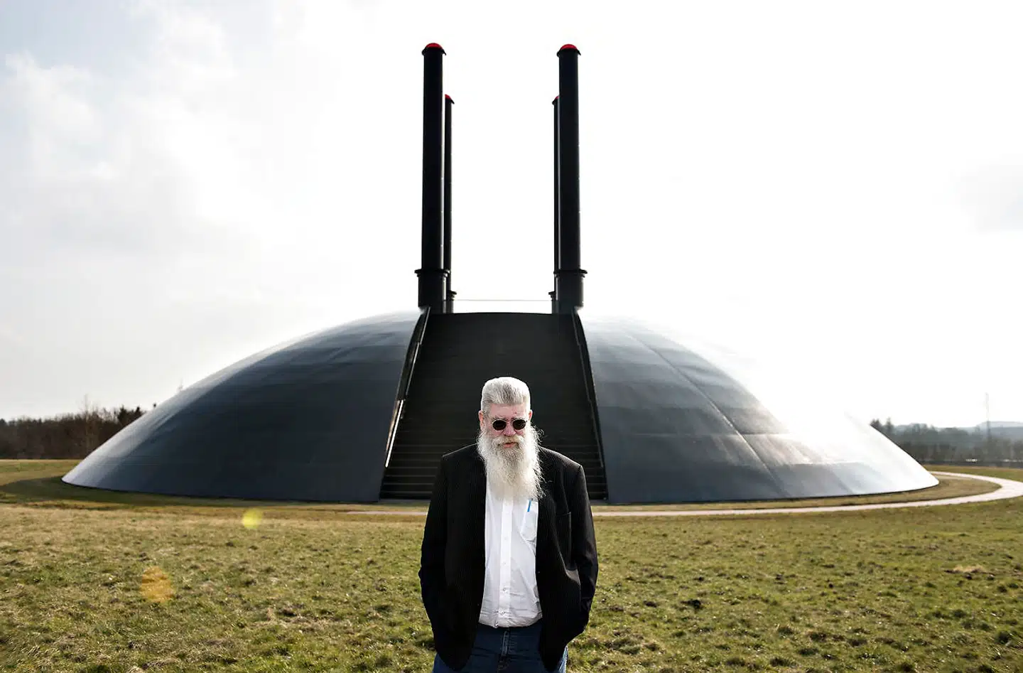 »Elia« er tegnet af Ingvar Cronhammar og står ved Herning Kunstmuseum. Navnet er en henvisning til den gammeltestamentlige profet Elias, og ideen til den dumpede ifølge kunstneren selv ned i kaffekoppen foran ham.