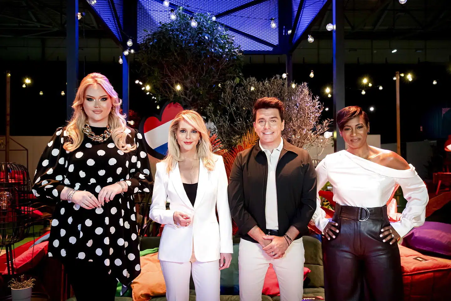 Nye tider: Den transkønnede kosmetolog og YouTube-stjerne Nikkie de Jager (t.v.) er en af fire værter ved Eurovision song Contest i Rotterdam.