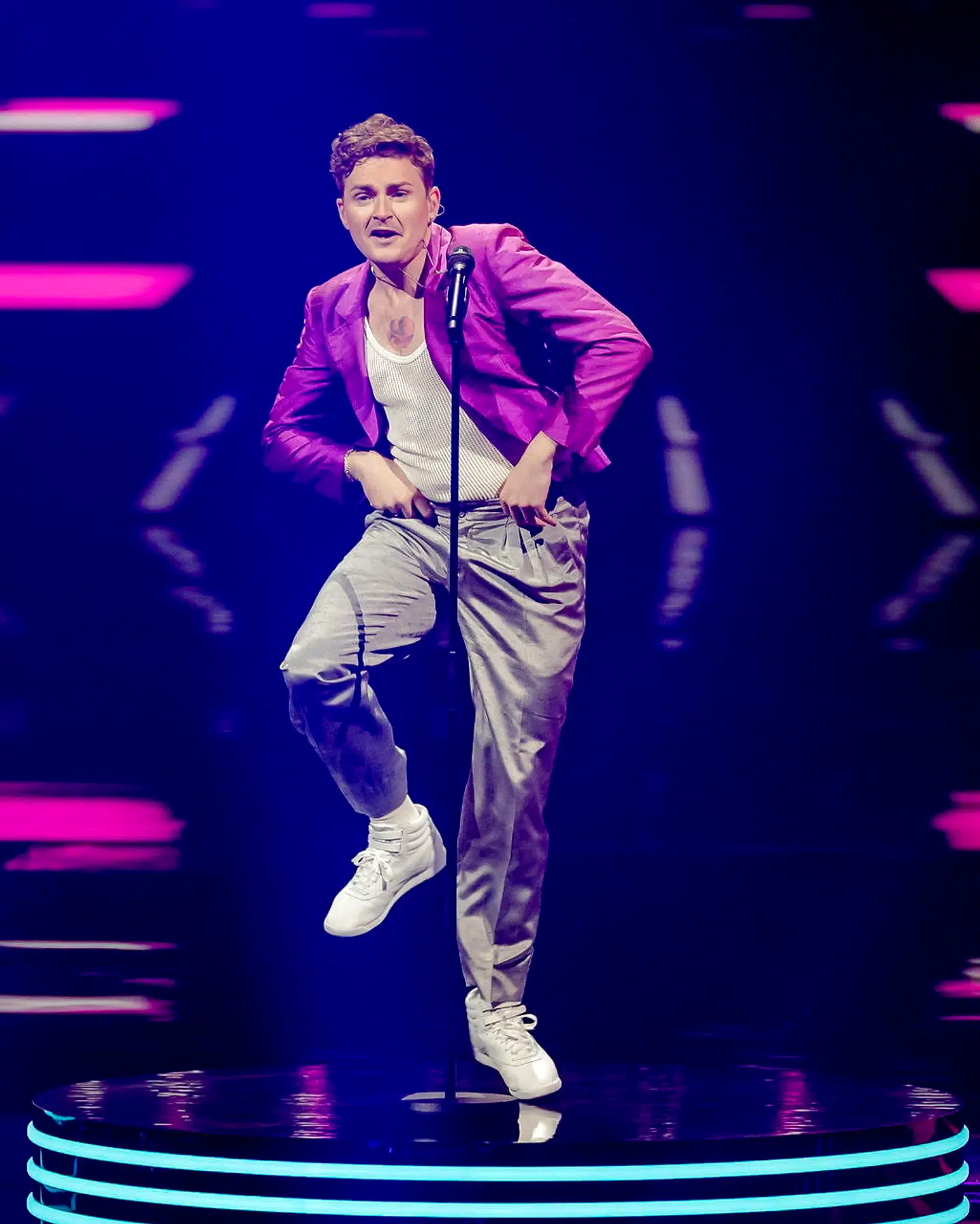 Et dansetrin: Jesper Groth har kridtet skoene til aftenens sangslag.