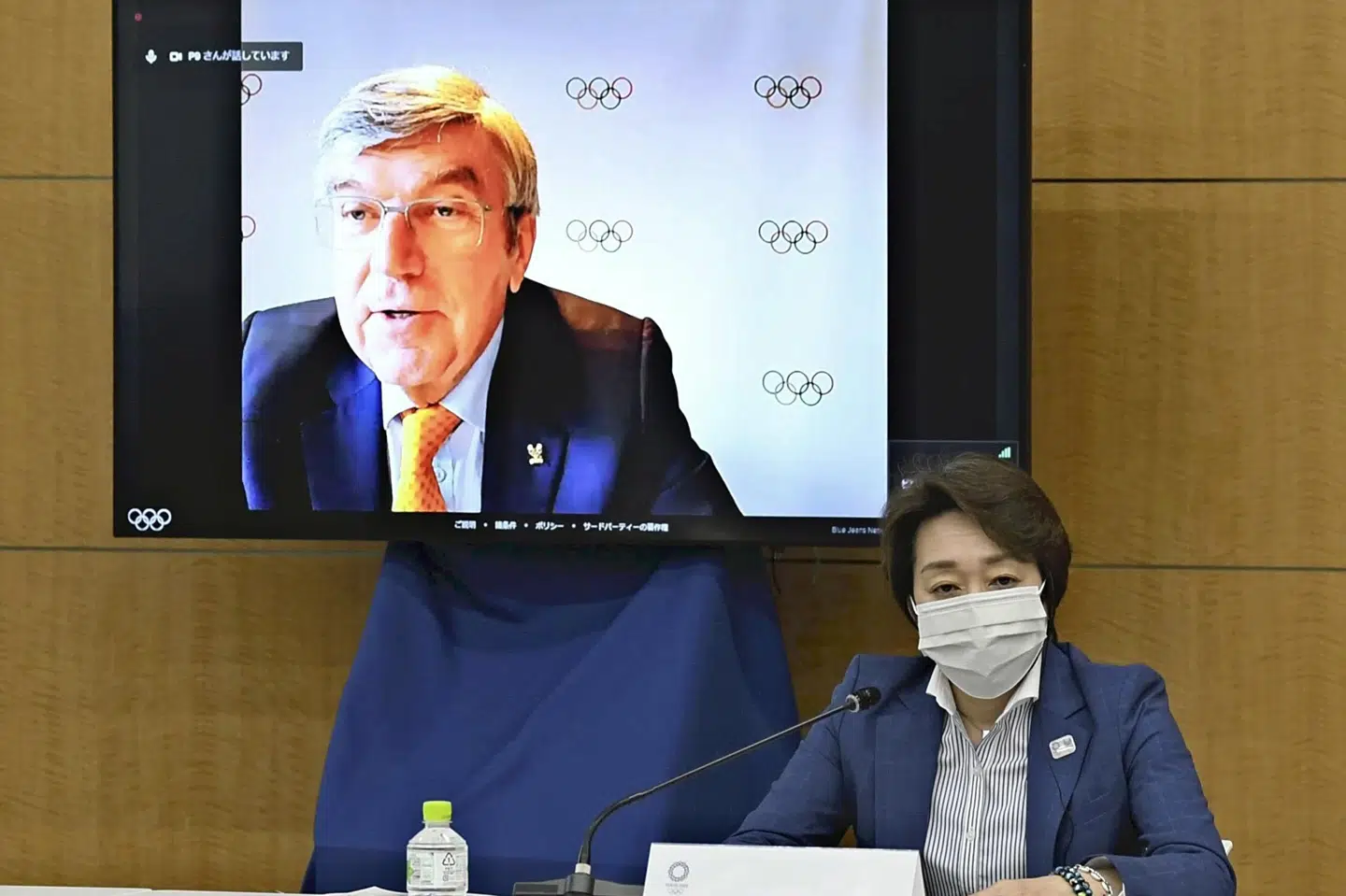 Thomas Bach (på skærmen) må nøjes med virtuelle møder med de japanske OL-arrangører en god tid endnu. Pool For Yomiuri/Ritzau Scanpix