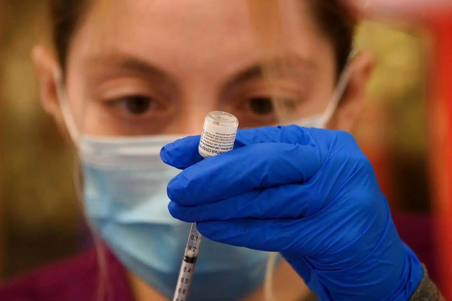 Vaccinen fra amerikanske Pfizer og tyske BioNTech er endt med at blive den mest brugte i Danmark. Vaccinen er baseret på den nye mRNA-teknologi, som egentlig skulle bruges til at udvikle midler mod kræft. Nu håber eksperterne, at de nye erfaringer med teknologien kan benyttes i bekæmpelsen af en række sygdomme.