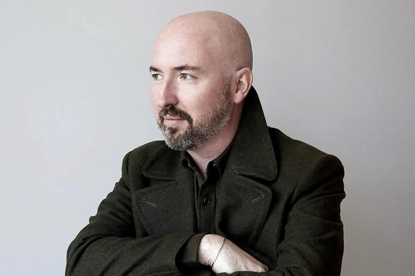 Douglas Stuart skriver godt. Han ser verden gennem barnets naive men samtidig for tidligt modnede blik, lige som han nænsomt sætter sig ind i morens, brorens og andre figurers logik.