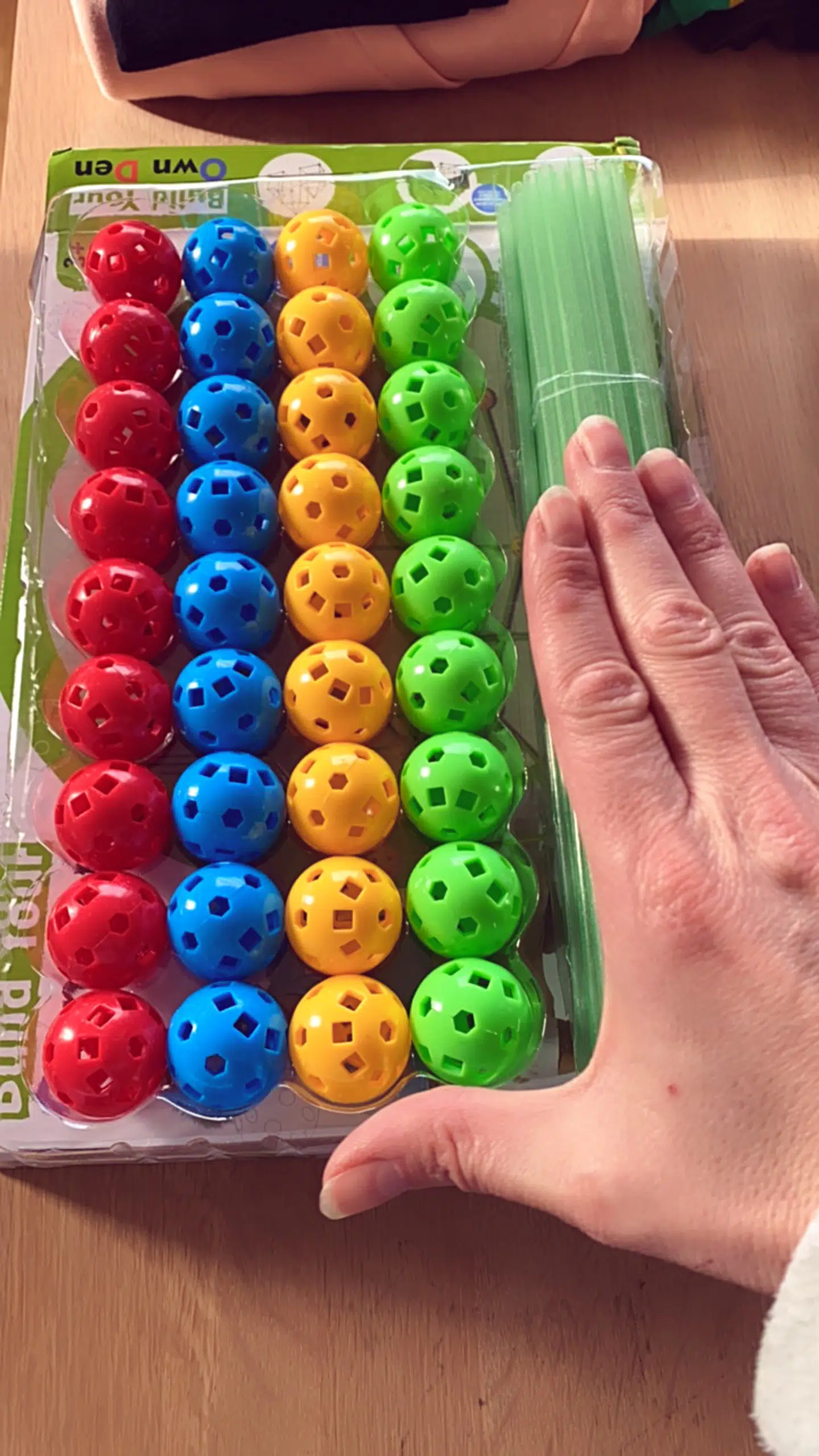 Privat billede af den Byg-Selv-Hule, Mark Haugaard og Halfdan Harring sender ud til deres kunder. Flere beskriver det som et ubrugelig miniatureversion af, hvad de troede, de købte.