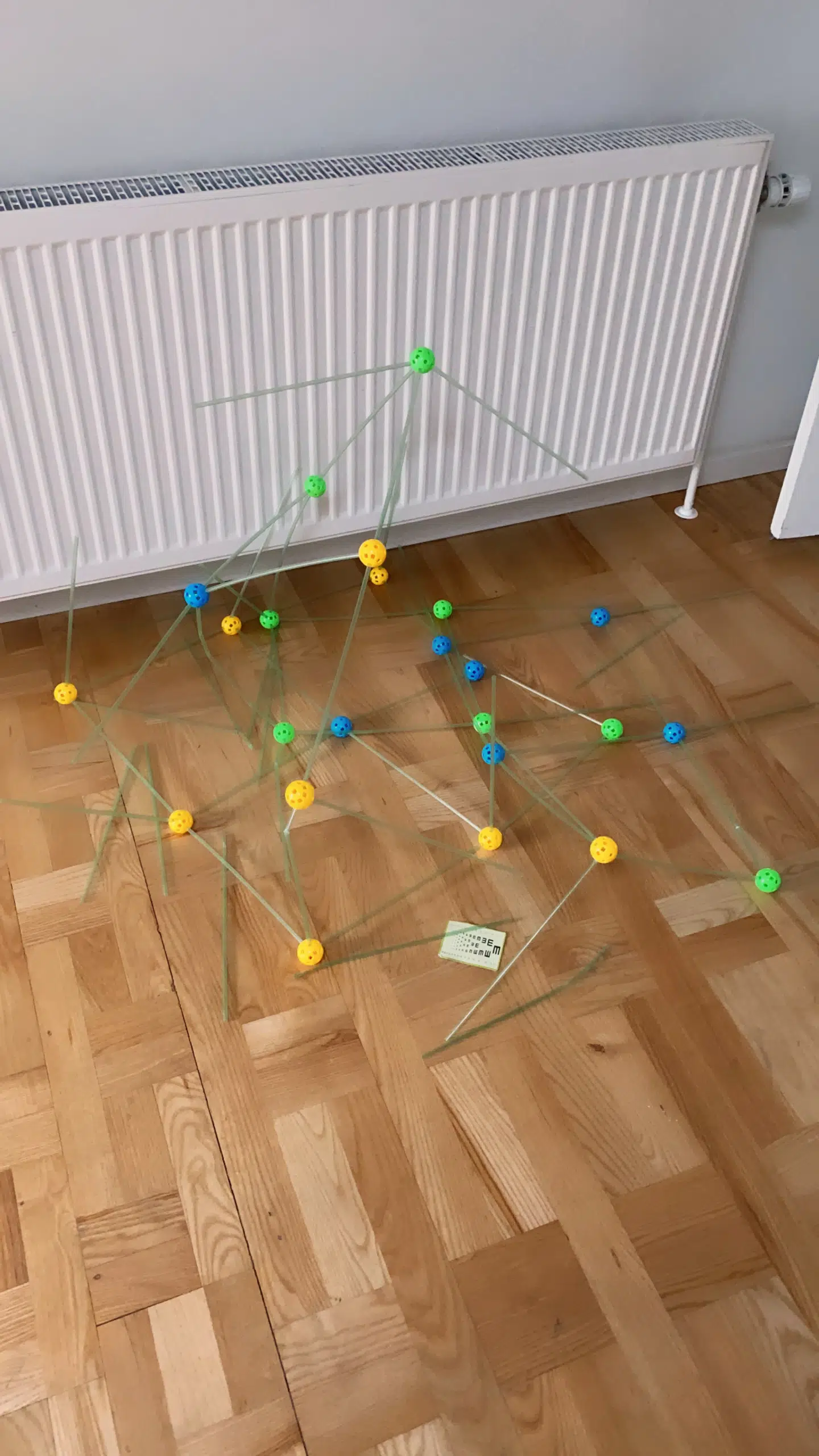 Privat billede. Samme kunde har forsøgt at samle Mark Haugaard og Halfdan Harrings Byg-Selv-Hule, der brasede sammen, da hun lagde det medfølgende tæppe over den.