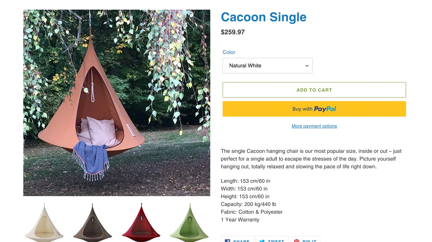 Eksempel på screenshot fra hjemmeside, hvor Cacoonworlds produkter sælges, og hvor et skilt med varemærket »Cacoon« er synligt nederst til højre på hængekøjen.