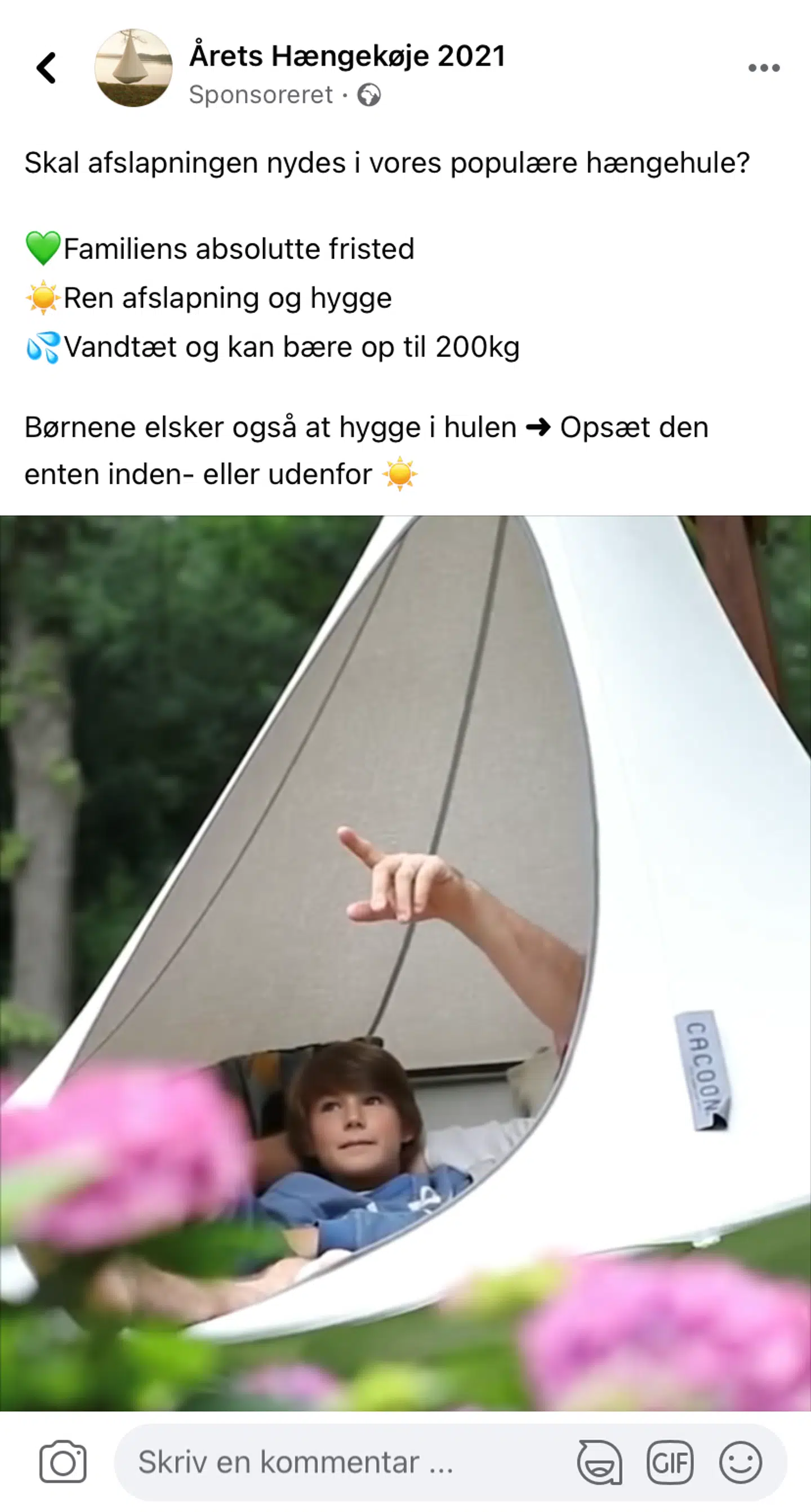 I denne annonce fra Facebook-siden »Årets Hængekøje 2021«, som først er oprettet flere uger efter, at Mark Haugaard og Halfdan Harring i april kaldte det en fejl, at de brugte billeder fra Cacoonworld i deres reklamer, bruger forretningspartnerne i maj fortsat Cacconworlds materiale.