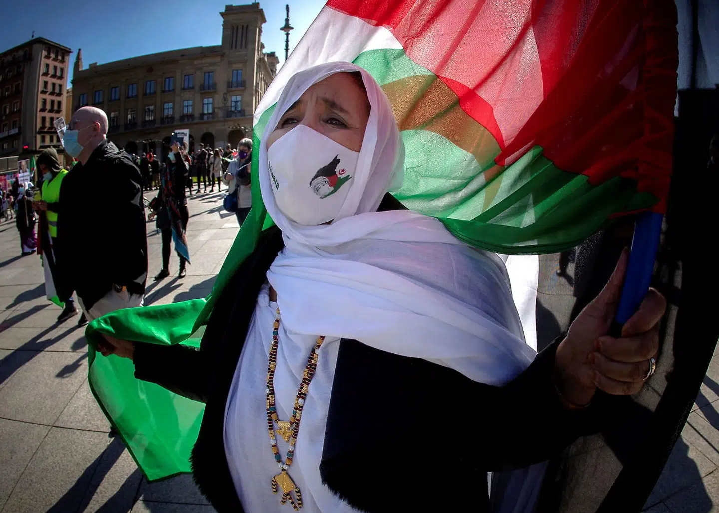 En kvinde demonstrerer til fordel for Polisario, der kæmper for et uafhængigt Vestsahara, i den spanske by Pamplona.
