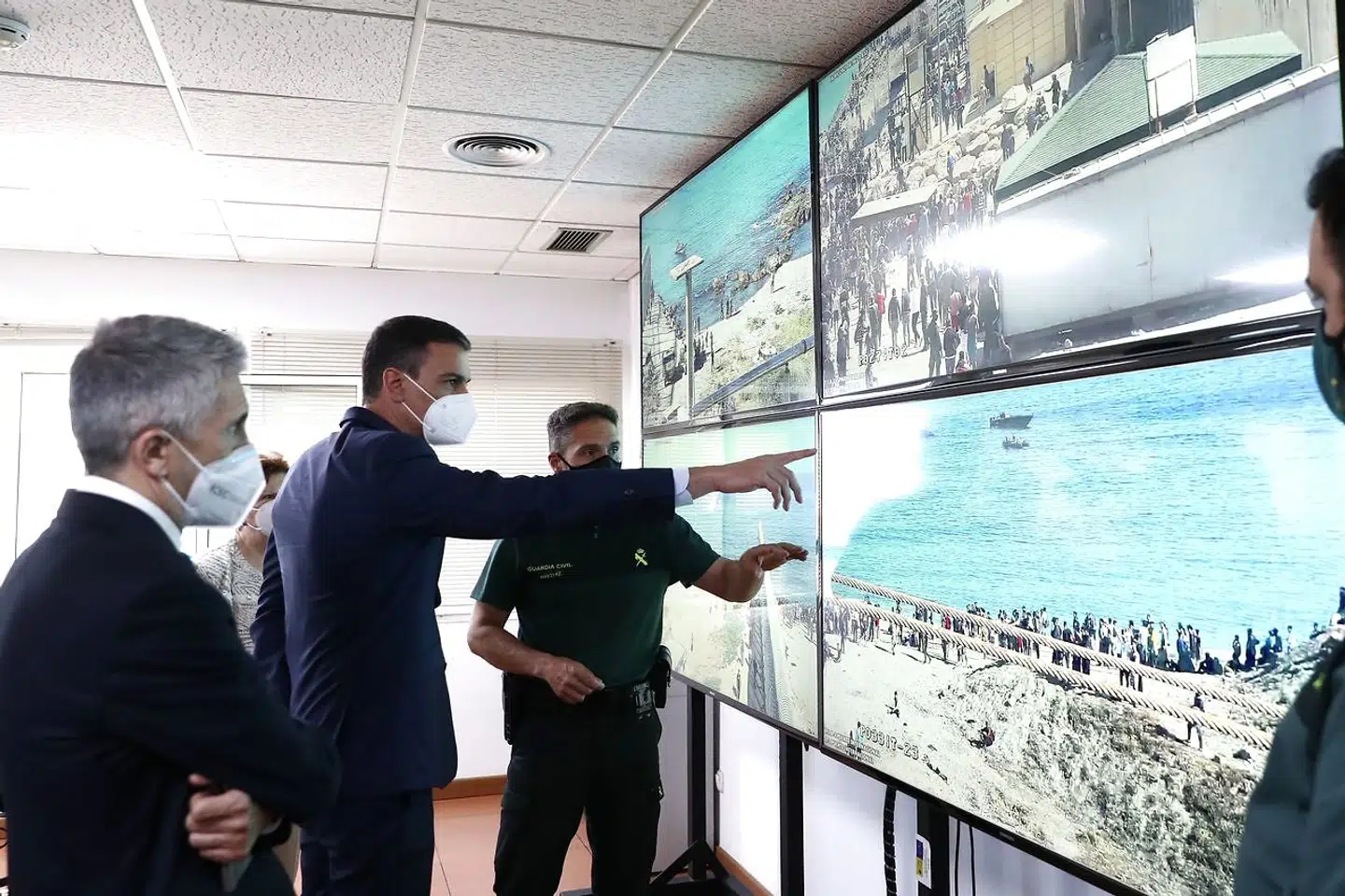 Spaniens premierminister Pedro Sánchez (midt i billedet) følger situationen fra civilgardens hovedkvarter i Ceuta under et besøg tirsdag.