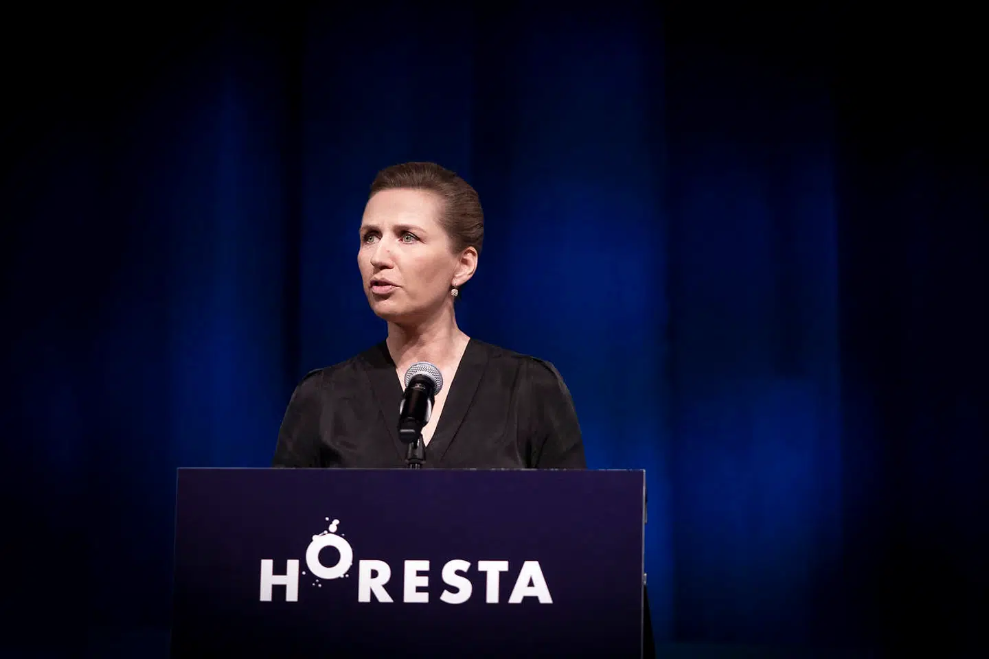 Selvom restauranterne fortsat har det svært, udfases hjælpepakkerne snart. Det bekymrer brancheorganisationen HORESTA. Billedet er fra november, da statsminister Mette Frederiksen (S) holdt tale ved en HORESTA-konference.