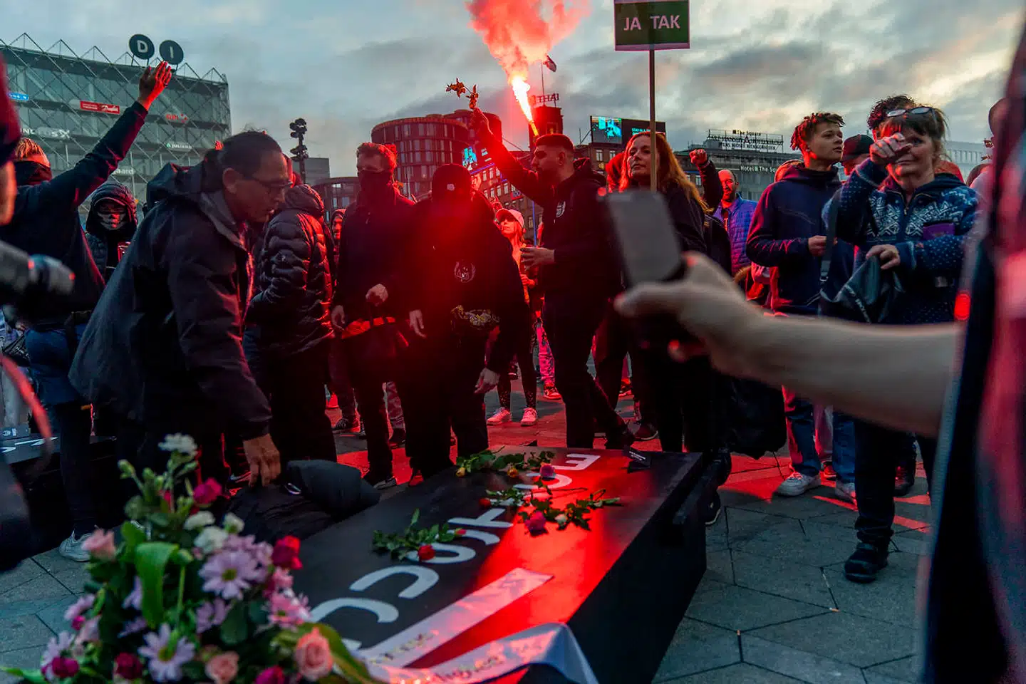 Mens nogle – blandt andre medlemmer af protestbevægelsen Men In Black og dele af den borgerlige opposition – har oplevet coronarestriktioner som overgreb mod friheden, affinder andre sig med dette som et overkommeligt onde.