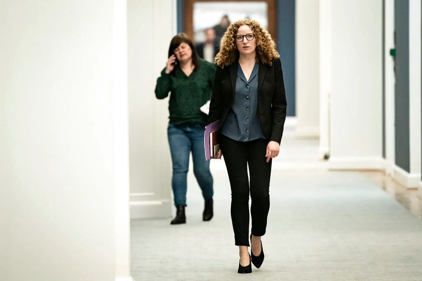 Rosa Lund (Ø) ankommer til samråd. Justitsminister Nick Hækkerup (S) er kaldt i samråd om PET's trusselvurdering af danske børn i Syrien tirsdag den 11. maj 2021. Ministeren skal blandt andet redegøre for, om han har overholdt sin sandhedspligt over for Folketinget ved samrådet 6. september 2019 om syrienskrigere med dansk statsborgerskab, og hvorfor han ikke indviede Folketinget i sin viden på det pågældende tidspunkt om PET's trusselvurdering af danske børn i Syrien. (Foto: Emil Helms/Ritzau Scanpix)