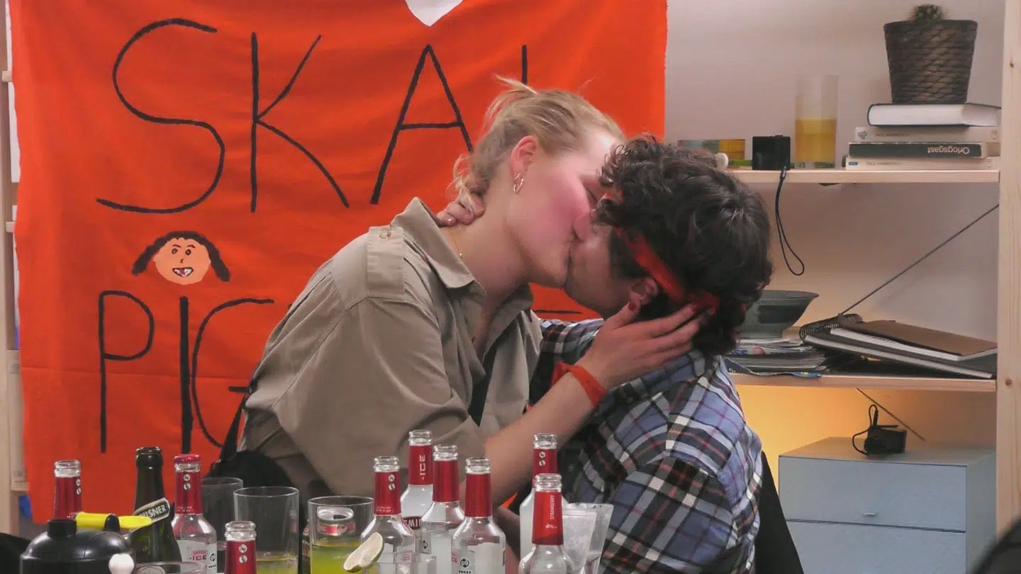 Bekymrede stemmer har det seneste års tid spekuleret i, om det efter samtykkelovgivning og #metoo vil være noget nær umuligt for de yngre generationer af mænd at navigere i det seksuelle felt. Og lige netop den dynamik får vi med »Mit hemmelige match« indsigt i. Her er det nemlig kvinderne, der skælder ud, og mændene, der angrer.