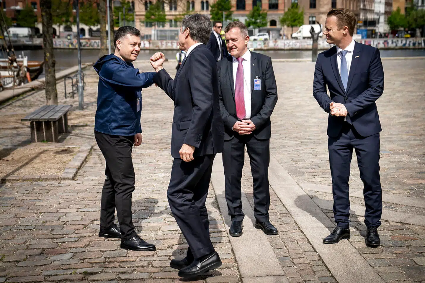 USAs udenrigsminister Antony Blinken hilser på Grønlands ansvarlige for udenrigsanliggender Pele Broberg, der - let modvilligt - er i selskab med Danmarks udenrigsminister Jeppe Kofod og Jenis av Rana fra det færøske lagting. København, mandag den 17. maj 2021.