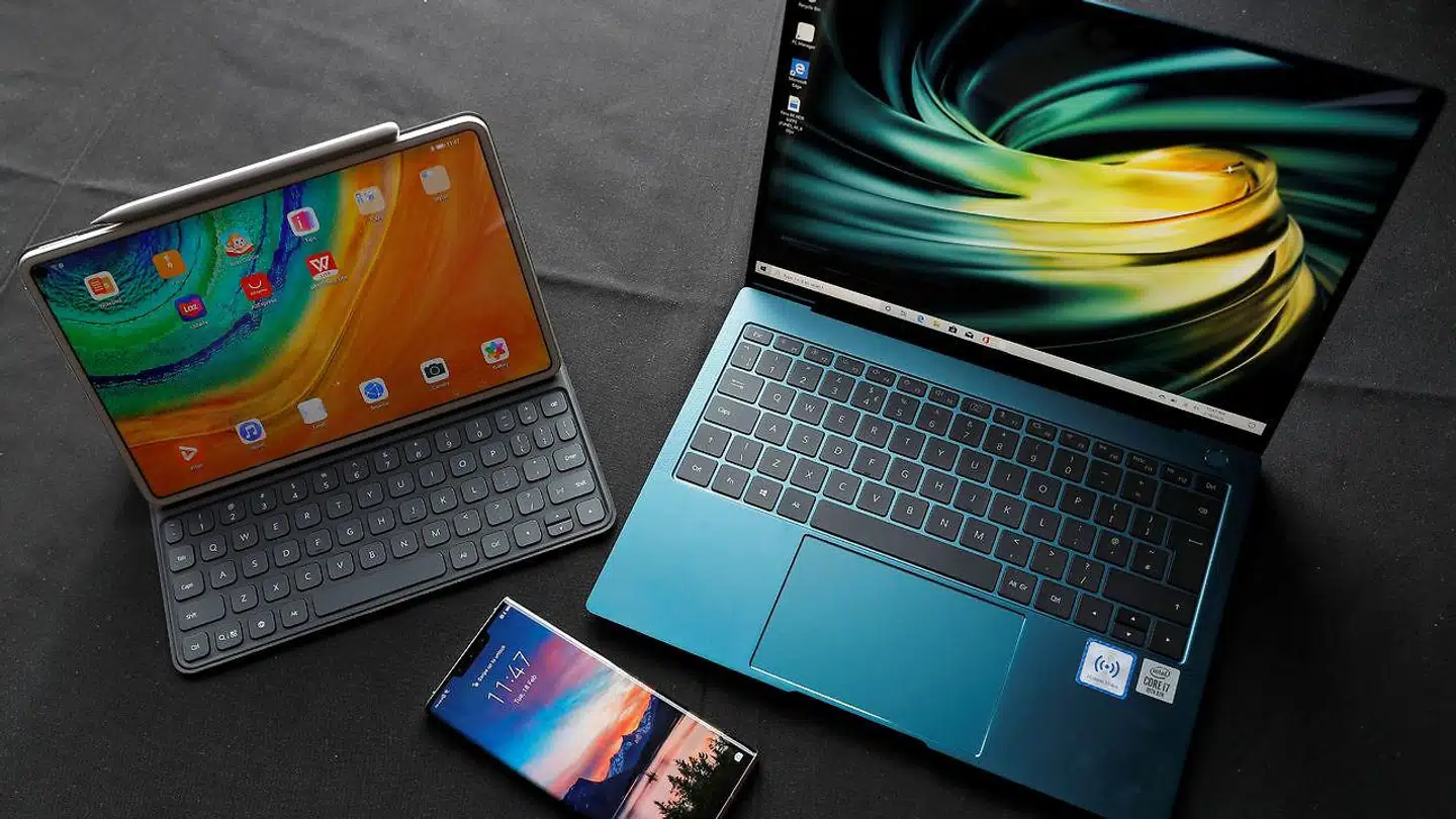 Efter at sanktioner har gjort det nærmest umuligt for Huawei at sælge smartphones og tablets i blandt andet Danmark, bliver det nu de bærbare pc'er med Windows, computerskærme, hovedtelefoner og smarture, som kan kobles på alle mærker af udstyr, der skal trække salget hjem.