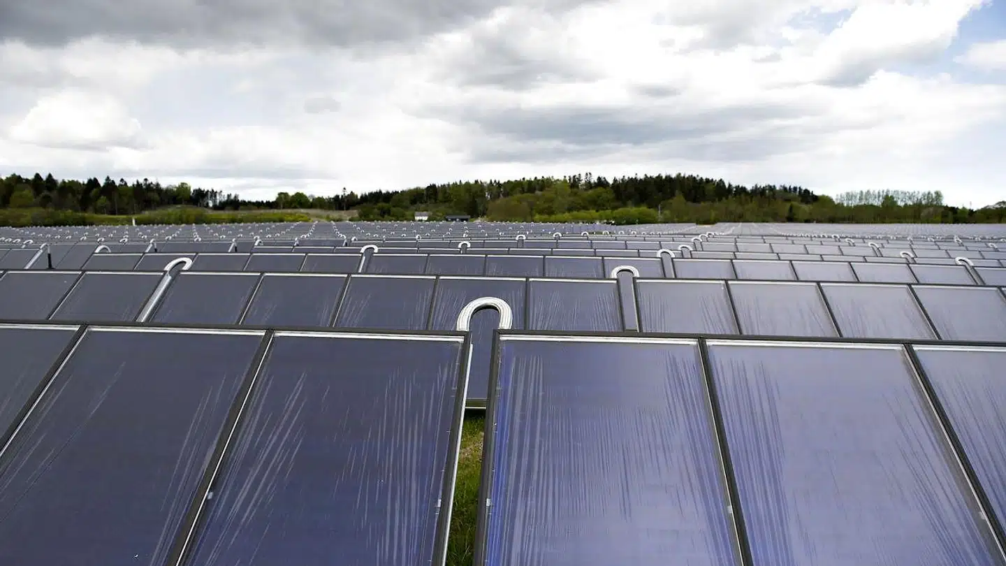 Internetgiganten Google har i forbindelse med sit datacenterbyggeri i Danmark postet penge i fem nye solcelleparker i Danmark som et grønt plaster på strømforbruget.