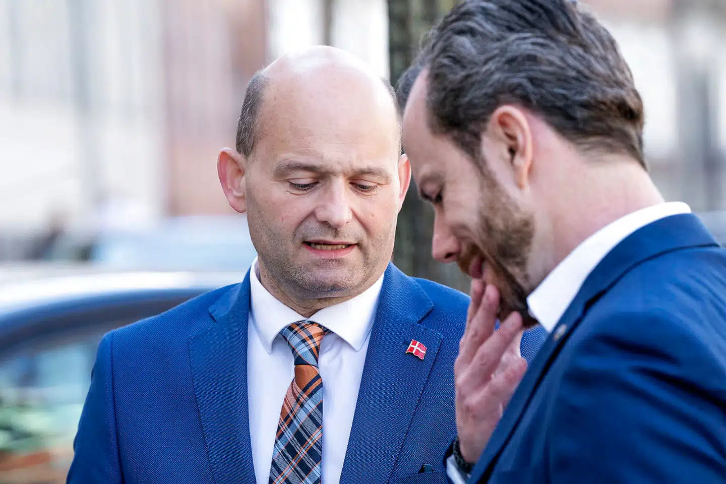 Her ankommer Konservative Folkepartis Søren Pape og Venstres Jakob Ellemann-Jensen til forhandlingerne.