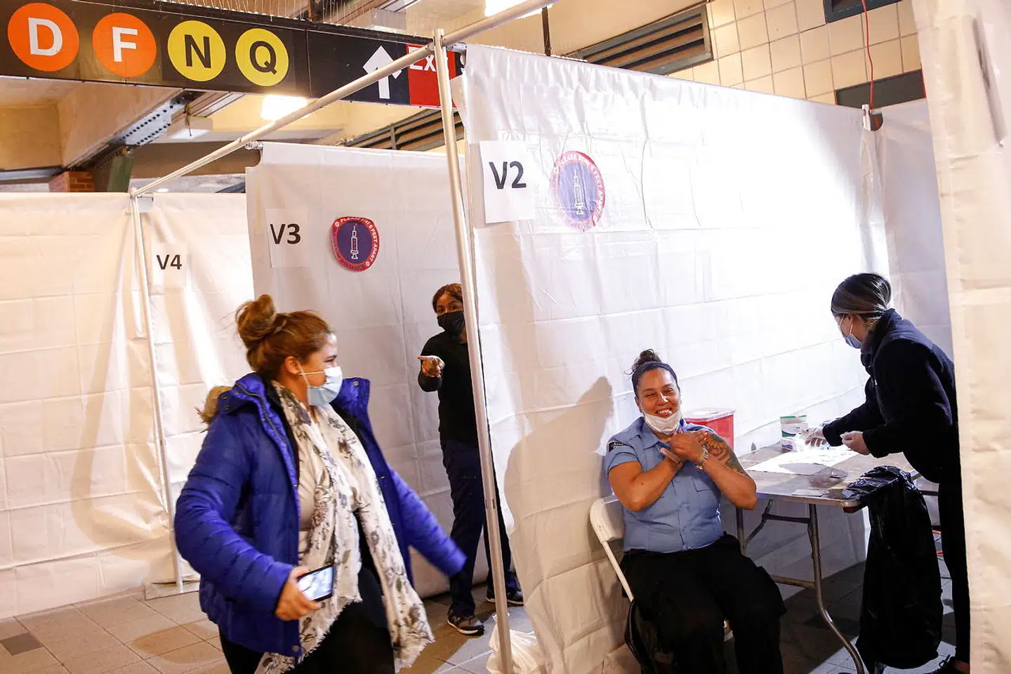 »Der er godt to millioner danskere under 50 år, der skal vaccineres. Hvis de alle fik Johnson & Johnson-vaccinen, må man altså forvente 40-50 tilfælde af alvorlige blodpropper,« skriver Henrik Størner. Her vaccineres pendlere med Johnson & Johnson-vaccinen i New York.