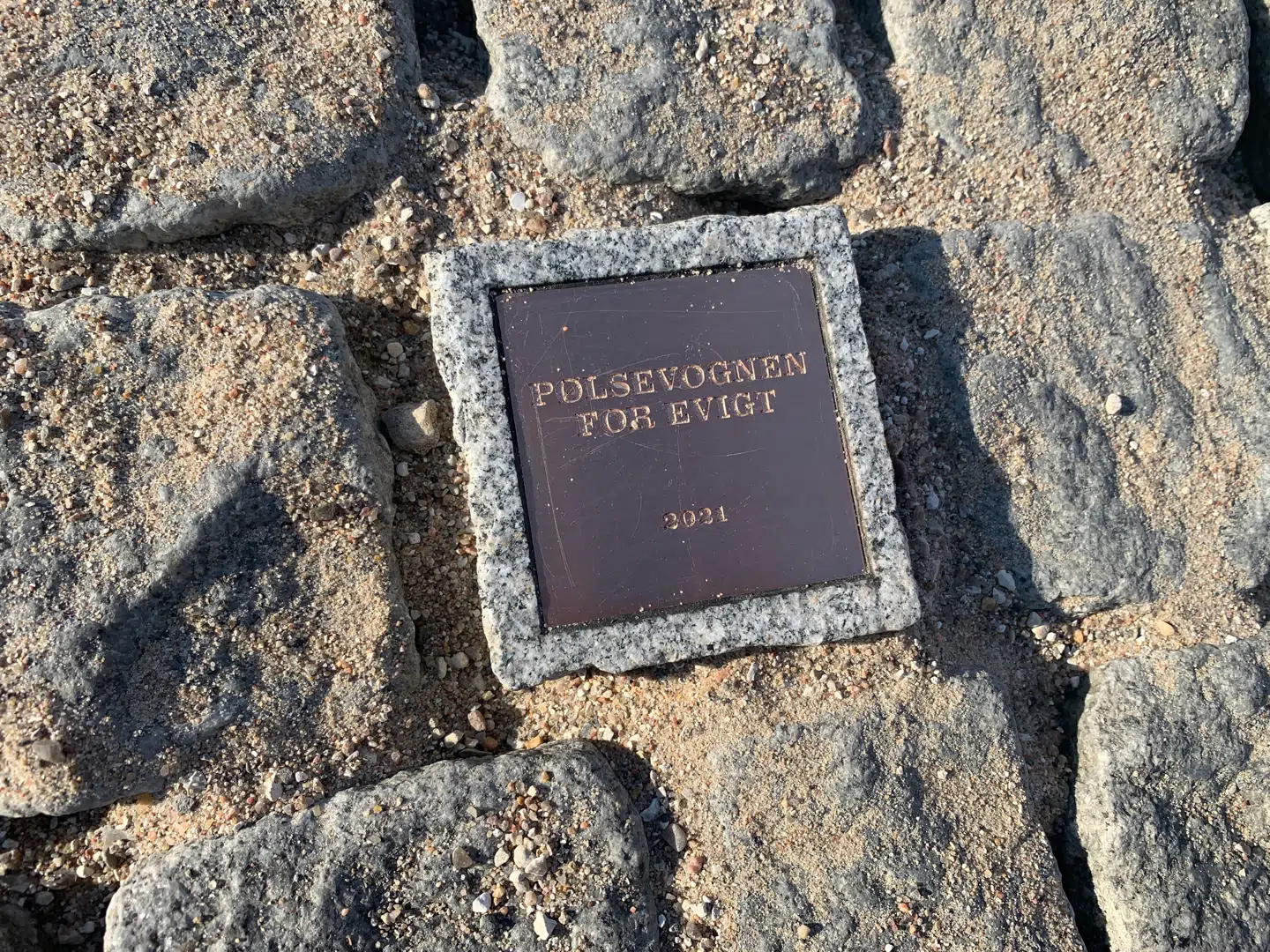 Danish Crown ønsker, at denne mindeplade skal have en permanent plads på Rådhuspladsen.