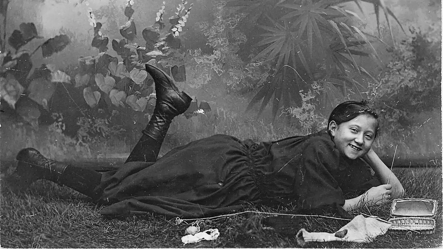 Portræt af Kirstine Lunds datter Petra, omkring 1890. Kirstine Lunds lette og moderne tilgang til portrætfotografiet ses tydeligt her. Foto: Historisk Arkiv, Vendsyssel Historiske Museum