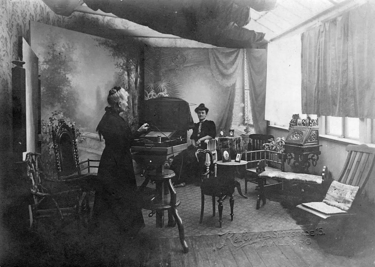 Frederikke Federspiel i sit atelier i Slotsgade 15 i Aalborg. I 1876 blev hun den første kvinde i Danmark, der fik et næringsbrev som fotograf. Foto: Aalborg Stadsarkiv.