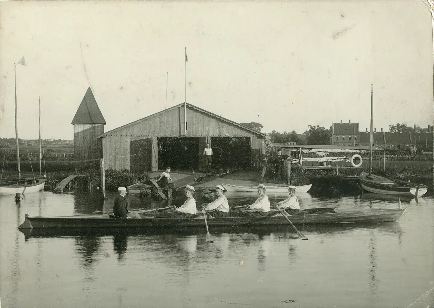 Nielsine Zehngraf dokumenterede gennem 40 år Randers bys udvikling fra købstad til industriby. Her har hun omkring år 1900 foreviget de første kvindelige roere i Randers. Randers Roklub, der var stiftet i 1897, optog kun mænd, så kvinder måtte dyrke roning uden om klubben. Foto: Randers Stadsarkiv