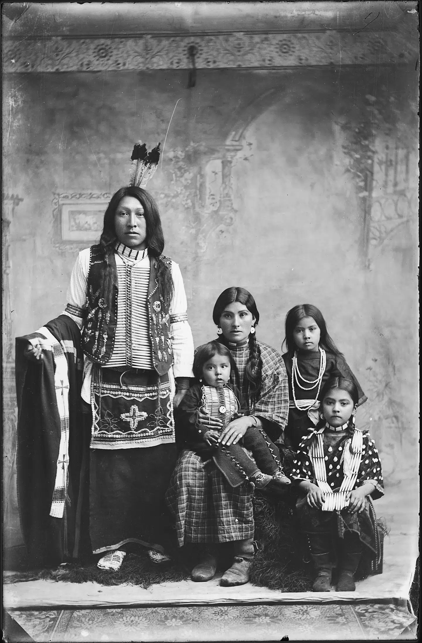 Benedicte Wrensteds maleriske fotografier anses i dag for at have både stor kunstnerisk og antropologisk værdi. Her har hun portrætteret Jack og Lizzie Edmo fra Shoshone-stammen og deres børn. Jack Edmo viste med glæde sin familie frem i traditionelle dragter ved officielle indianske lejligheder. Det var ikke velanset hos Edmo-familiens øvrige medlemmer. Foto: De Nationale Arkiver i Washington, D.C.