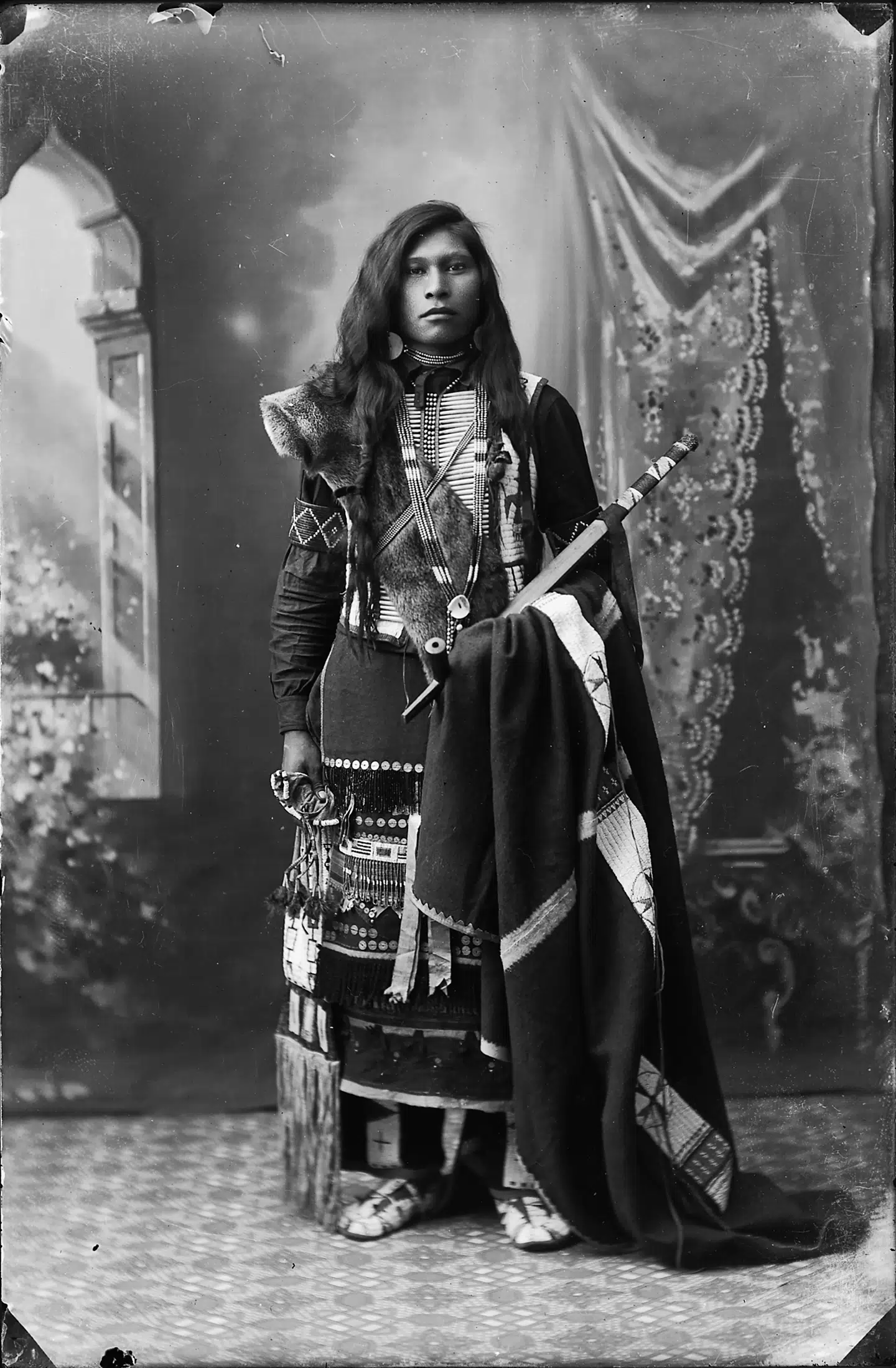 Benedicte Wrensteds tog i 1897 dette portræt af Jimmie Sequint fra Shoshone-stammen. Hun skildrede stammerne som værdige individer og ikke som »ædle vilde«. Fotografierne er også kendetegnet ved at være stærkt retoucherede. Wrensted fjernede typisk rynker og skygger fra ansigtet. Foto: De Nationale Arkiver i Washington, D.C.