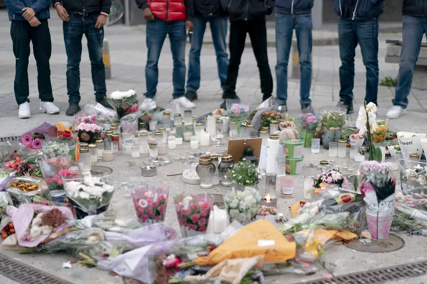 Blomster, lys og bamser. Stilheden ved mindesmærket for Kebron bliver brudt af ordene: »Han var en god dreng«. Kebron var et af flere ofre for drab, som ramte Eskilstuna i efteråret 2020.