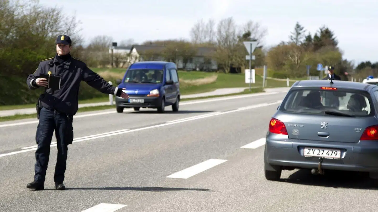 Ligesom politiet foretager stikprøver af danskernes kørekort, lægger et politisk flertal op til, at man ikke hver gang skal fremvise sit coronapas ved indgangen. Arkivfoto: Tommy Kofoed/Ritzau Scanpix