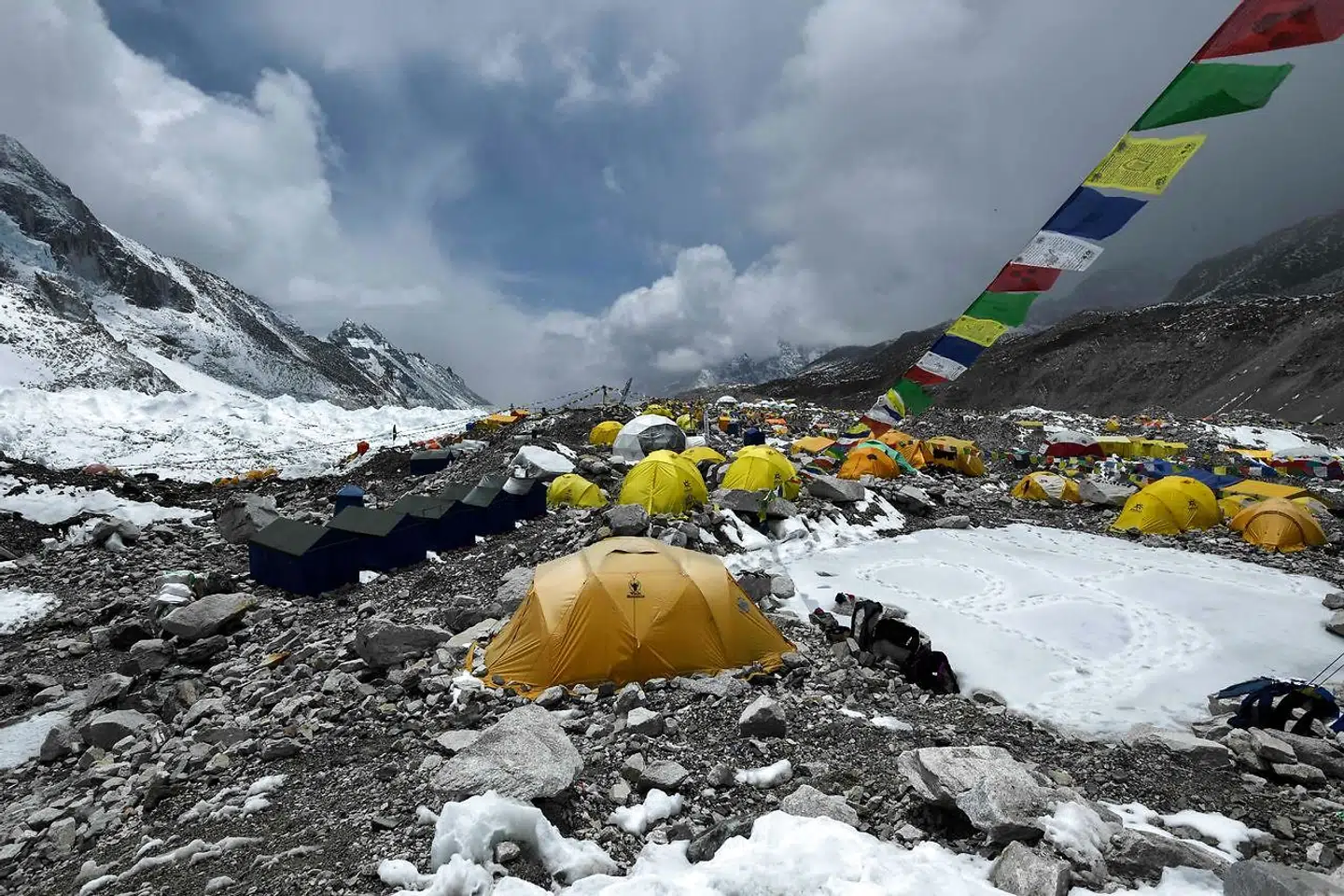 De kinesiske myndigheder frygter en smittestigning og har derfor valgt at lukke for opstigning til Mount Everest fra Tibet-siden. Foto fra Mount Everest Base Camp i Solukhumbu.