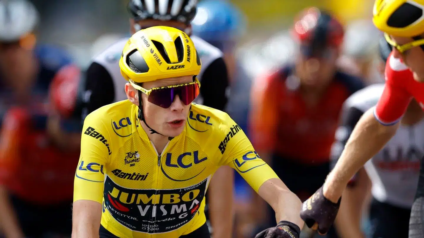 Jonas Vingegaard hilser på sin holdkammerat Dylan Van Baarle.