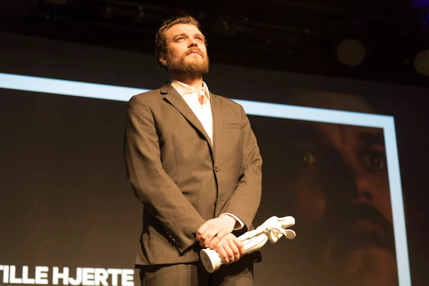 Pilou Asbæk fik en Bodil for sin birolle i »Stille Hjerte« i 2015. I den amerikanske udgave af filmen er hans rolle blevet overtaget af den nonbinære skuespiller Bex Taylor-Klaus.