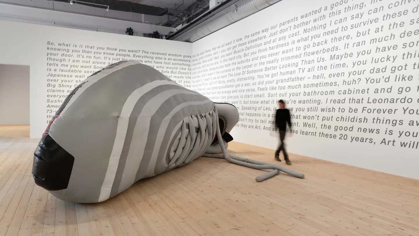 Skal vi virkelig sætte os ind i Big Sneaker og mærke efter? Det i sig selv virker lidt oppustet ...