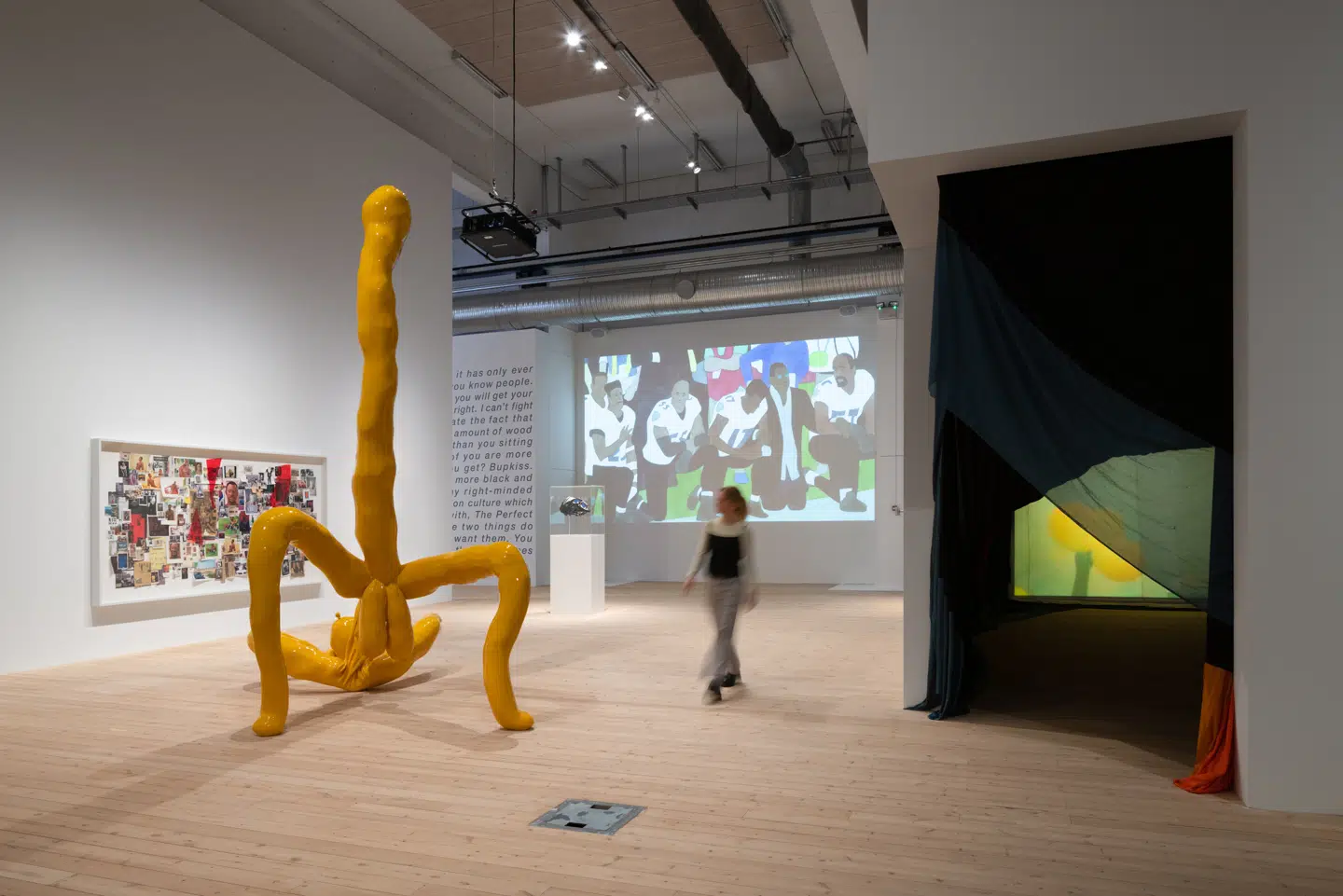 Denne store, gule skulptur skal være »et humoristisk portræt af sportsikonet og fodboldlegenden Diego Maradona«, men Berlingskes anmelder er ikke imponeret.