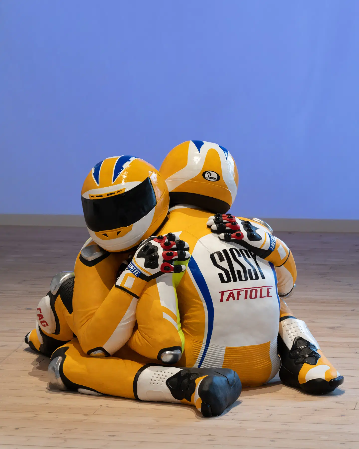 Værket »Leatherboys« af kunstner Louka Anargyros viser to Formel 1-kørere, som krammer med alt udstyret på.