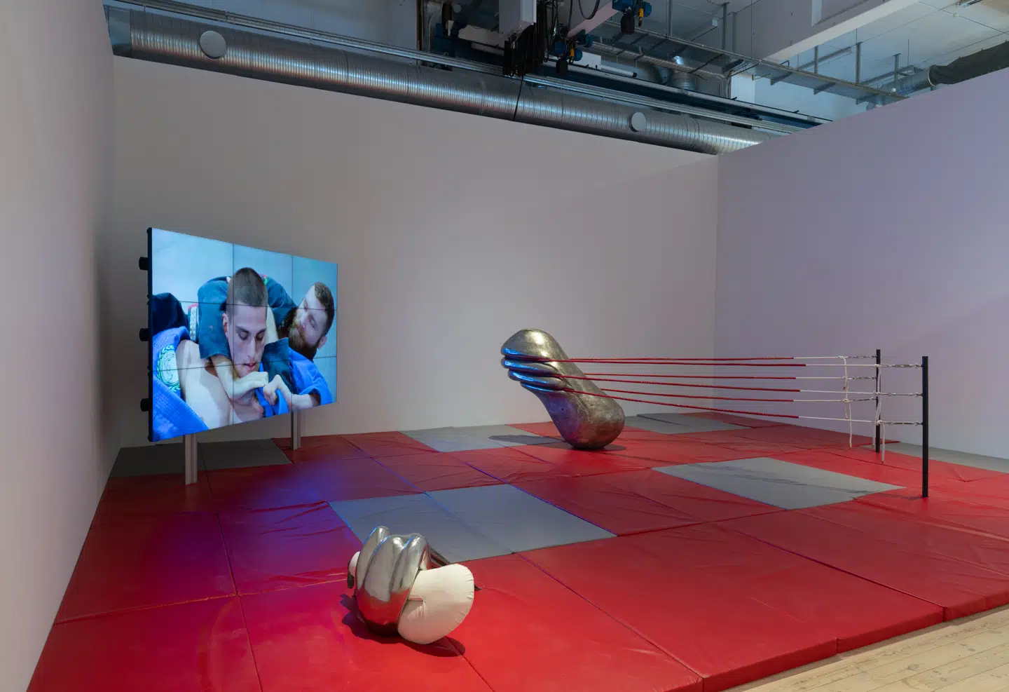 I Camille Henrots»Tuesday« af Camille Henrots er to mænds jiu-jitsu kamp gengivet i slowmotion.