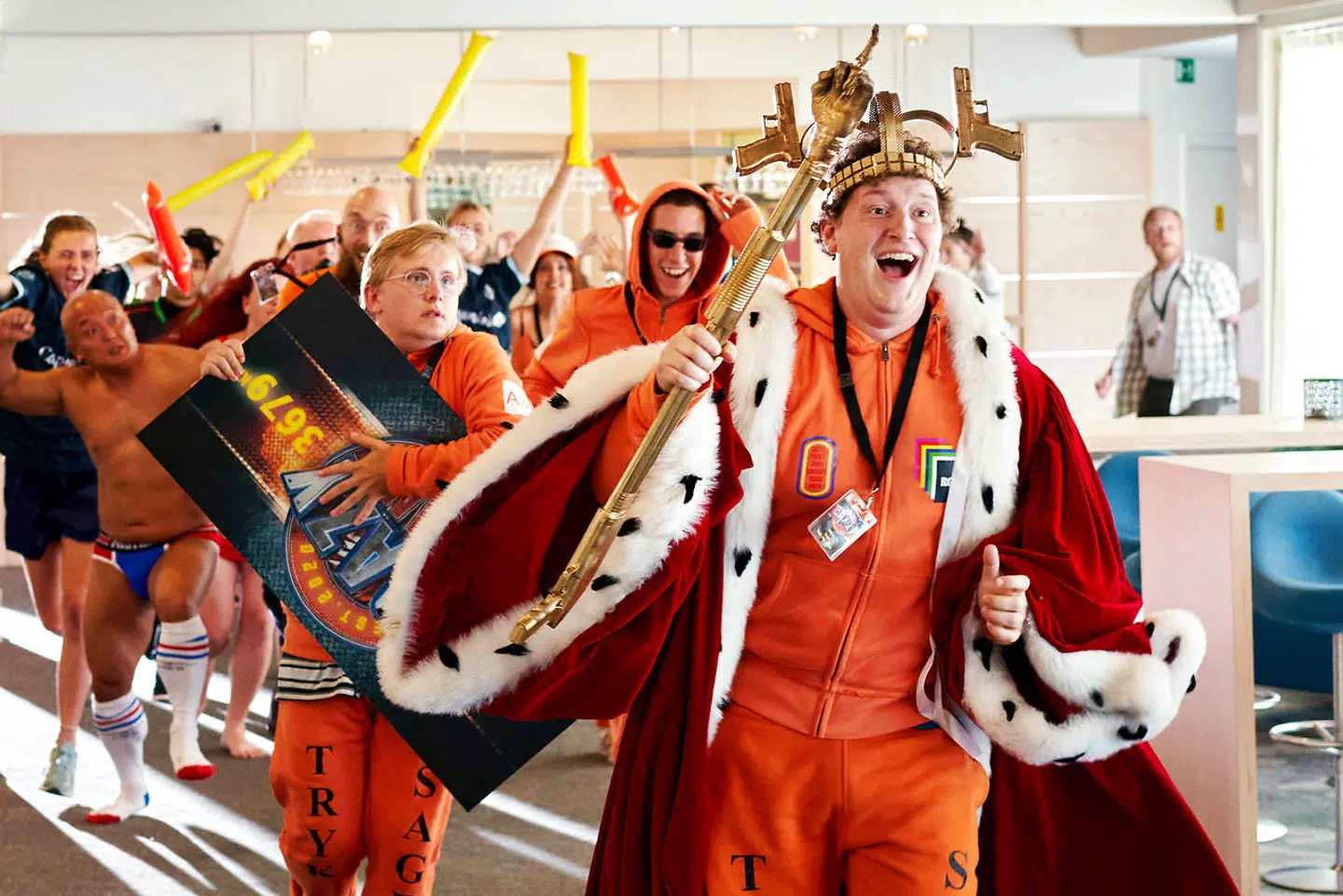 »Man bliver bestemt ikke hængende ved »Try Hard« på grund af de nyskabende jokes,« skriver Berlingskes anmelder om Viaplays nye seriesatsning »Try Hard«.