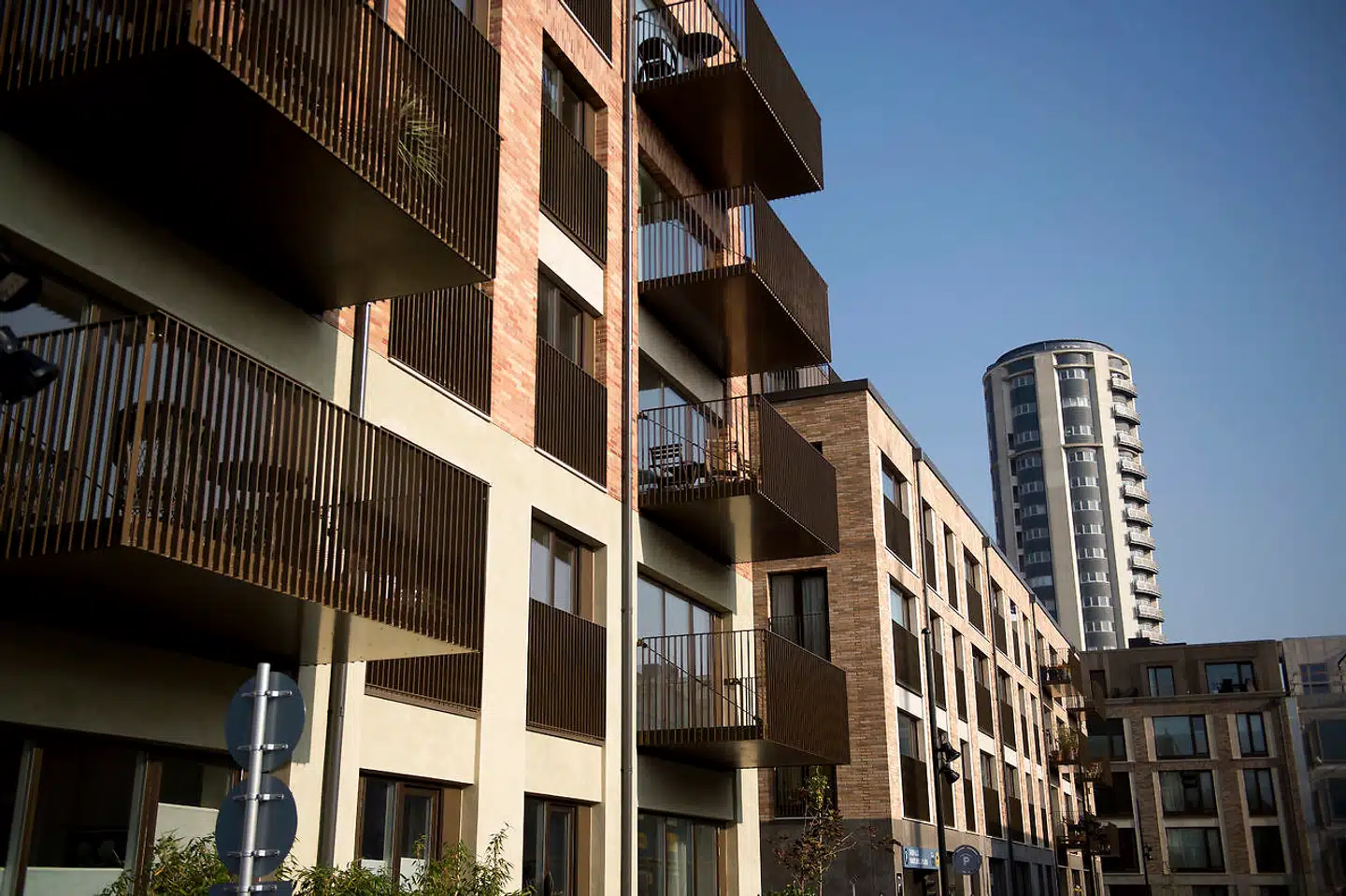 »Hvis man tror, at alle drømmer om at bo i kedelige og intetsigende bygninger uden sjæl, personlighed og fine arkitektoniske detaljer, tager man ganske fejl,« skriver Ivar Bjurner.