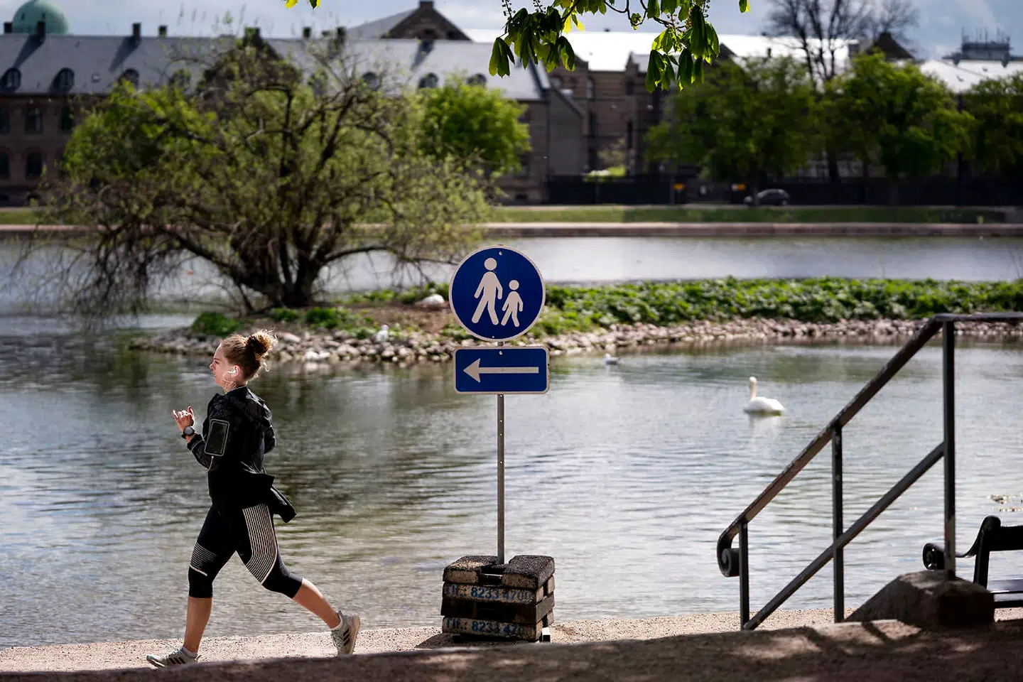 »Social afstand. Det var et af de første ord, vi lærte i marts 2020. Og det varer sikkert lidt endnu, før vi kan afskaffe det. Men vi må prøve, når normalen er genindtrådt. Vi er mennesker. Vi har ikke brug for at holde afstand til andre mennesker,« skriver Tom Jensen. Ensretning ved Søerne i København.