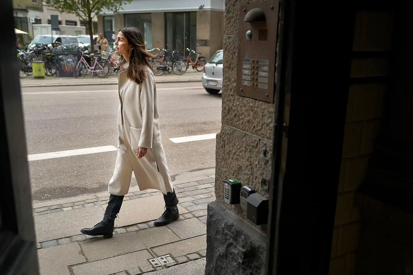 I starten af året flyttede Cecilie Haugaard og hendes mand, sangeren Christopher, til Holmen i København, hvor hun nyder at bo ud til vandet og have egen bådplads.