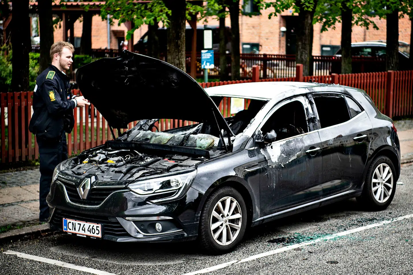 En udbrændt bil står tilbage på hjørnet af Sjællandsgade og Guldbergsgade.