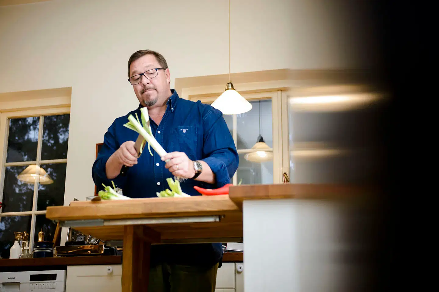 »På YouTube har man en direkte dialog med brugerne, der spørger ind til ting, og jeg får muligheden for at svare direkte på spørgsmål om råvarer, eller hvad folk ellers vil vide,« siger tv-kok, restauratør og kapelmester James Price.